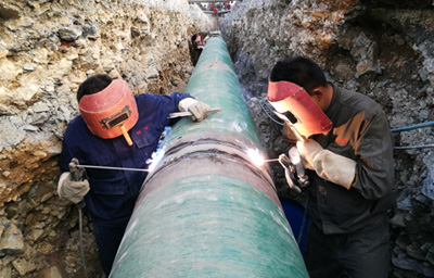 新澎快訊:大口徑內(nèi)襯不銹鋼復(fù)合鋼管施工現(xiàn)場(chǎng)照